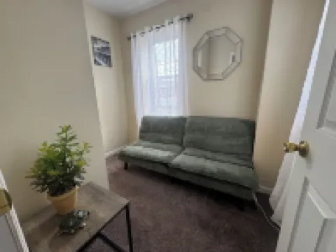 Charming and Cozy 3-bedroom Row Home - Ideal for Students, Travelers & Families!