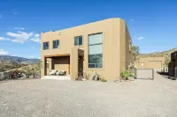 The Grand Horizon; off-grid AZ estate home with sparkling pool 호프 캠프 주변 호텔