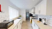 Central 3-Bed Apartment - Free Parking