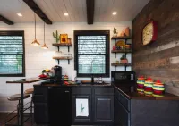 The Hacienda Beautiful New Container Home 12 Min to Magnolia Hotels in Elm Mott