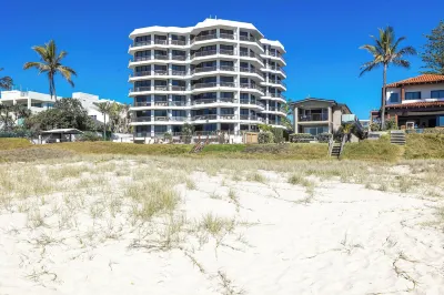 Albatross Beachfront 3 Bedroom Apartment Hotels near Ken Mansbridge Park