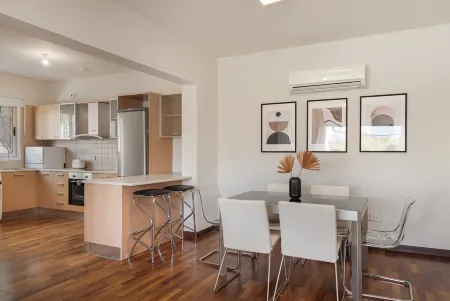 Phaedrus Living Evergreen City Flat Отели в г. Строволос