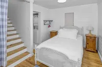 Seaside Cottage "sea Shack" Adorable Tupelo Street, Sleeps 4 1 Bedroom Home by Redawning - balcony