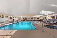 Clarion Pointe Wenatchee - Pools