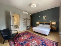 The Dubbel Dutch Hotels near North Point Lighthouse