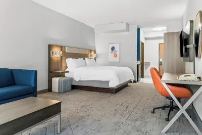 Holiday Inn Express & Suites Detroit North - Roseville Hotels in Roseville