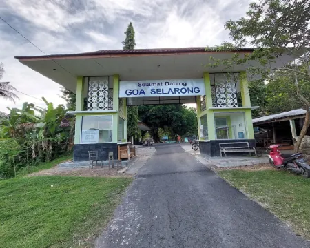 Goa Slarong Camping Ground Hotels in Pajangan