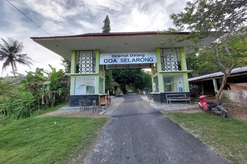 Goa Slarong Camping Ground Hotels in Pajangan