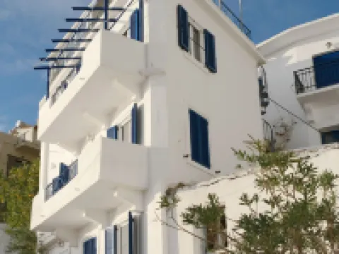 イカリア島インザーマ湾のビーチ際にあるアルキスティスの居心地の良いアパートメント、2階 イカリア島のホテル