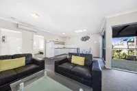 Moonlight Bay Apartments - balcony