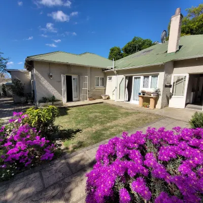 AppleBee Guest Cottages Отели в г. Grahamstown