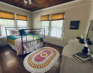 Casa Verde - cozy bungalow perfect location. Walk to Beach & Island View Casino!