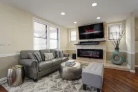 Modern & Cozy 4 Bedroom, 6 TV's, Ms. Pacman, Walk to Starbucks!