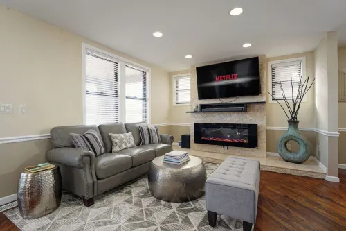 Modern & Cozy 4 Bedroom, 6 TV's, Ms. Pacman, Walk to Starbucks!