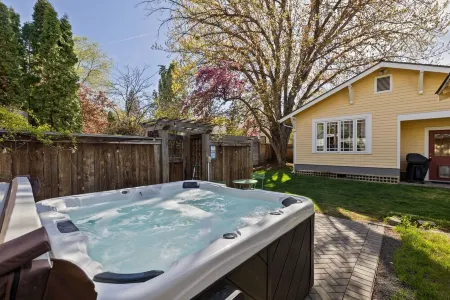 Downtown Craftsman with Hot Tub
