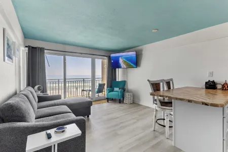 Amazing Ocean Front Property on Daytona Beach with amazing views & full kitchen Отели рядом с достопримечательностью «Университет аэронавтики Эмбри-Риддла»