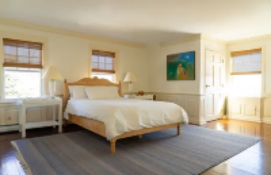 Spacious 1 bedroom apartment in town with a water view! カムデンのホテル