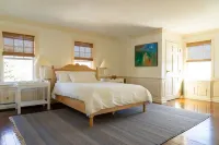 Spacious 1 bedroom apartment in town with a water view! Hotel a Camden