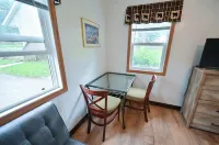 Two Bed Two Bathroom Cabin with kitchen area