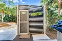 Private Pool 5 BD 4.5 BA, Elevator & Tesla charging, close to bay & beach