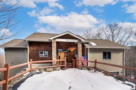 Stunning Long-Range Views and Game Room - Spacious Mountain Retreat Отели в г. Бич Маунтин