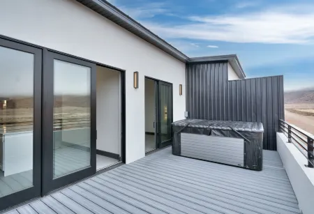 Private Hot Tub and Stunning Views - Luxurious Escape