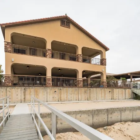 RIVERFRONT PARADISE OASIS W/ PRIVATE BEACH & BOAT DOCK Отели в г. Нидлс