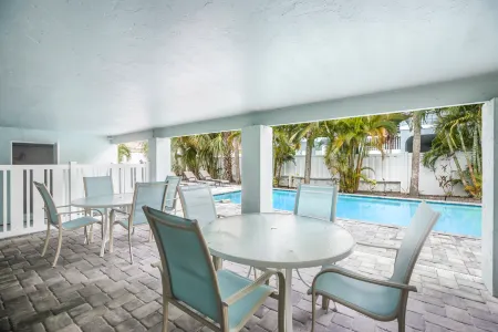 Heated Pool and Bikes for Beach Adventures - Gorgeous Coastal Retreat Отели рядом с достопримечательностью «Alvin's Island - Holmes Beach #753»