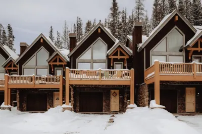 Hot Tub and Scenic Slopes View - Stunning Mountain Escape Hotels in Winter Park
