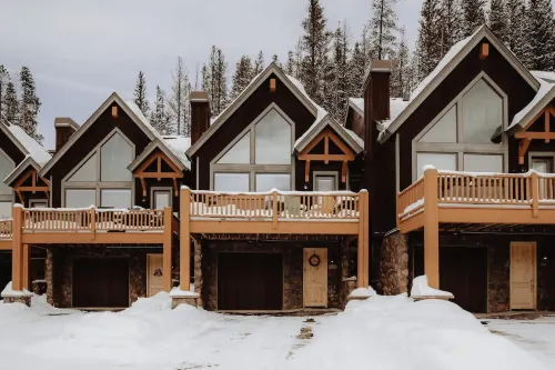 Hot Tub and Scenic Slopes View - Stunning Mountain Escape Hotels in Saint Mary's