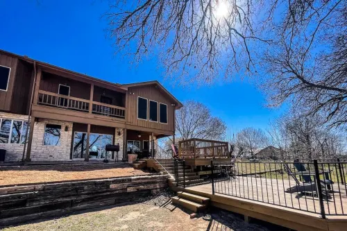 Riverside Escape - Waterfront, Spacious, Sunny Oasis