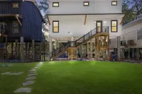 Outdoor Oasis with Grill and Decks - Charming Riverside Retreat 바인야드 루프 하이킹 트레일 주변 호텔