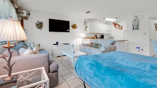 Steps to Beach and Pool Access - Cozy Coastal Haven Hotel a Seaside