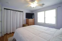 Inviting Living Areas and Close to Beaches - Charming Coastal Retreat Cuffy's of Cape Cod附近的飯店