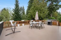Spacious Dining, Cozy Living, and Large Deck - Stylish Family Haven Hotels in Shoreline