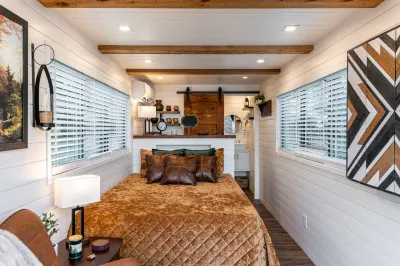 Stylish Retreat - Rooftop Deck, Pine Shiplap, LED Lights