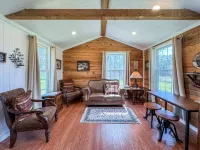 Wagon Wheel Cottage Couples Getaway in the Country Hotels in McLennan County