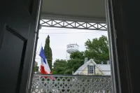 Full Kitchen and Washer Dryer Availability - Charming Historic Retreat