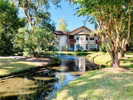 Spacious Condo with Sunroom and Pool Access - Charming Oasis Отели рядом с достопримечательностью «St Simons Island»