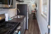 Charming Tiny House Retreat with Modern Comforts - Cozy Escape