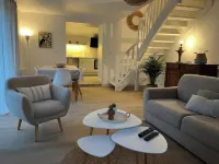 Charm in the heart of the village: house with sunny garden close to the sea Hotels in Arradon