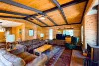 Modern cabin w/beautiful views, private gas grill, W/D, and wood fireplace Hotels near Camp Green Meadows