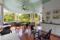 Deluxe Queen & Pet Friendly - Curry Mansion Inn