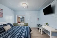 Kitchenette and Cozy Patio Area - Stylish Coastal Getaway 휠러 호텔