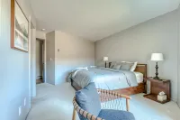 Mountain-view condo on the golf course with WiFi, private W/D & gas grill Hôtels à : Rhododendron
