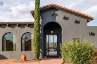Stunning Pool and Spa with Breathtaking Views - Luxurious Oasis Retreat
