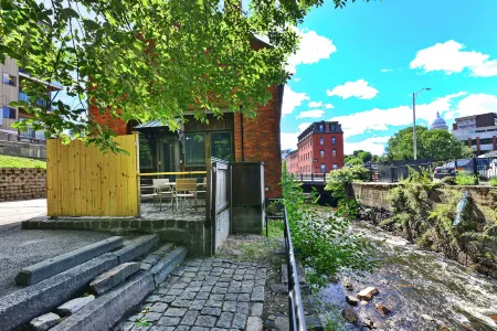 Private Patio and Historic Loft Feel - Charming Foundry Retreat Отели рядом с достопримечательностью «Парк Роджер Уильямс»