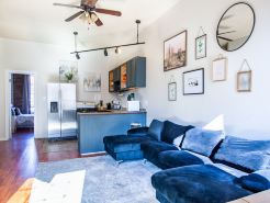 Elegant Retreat - Wifi, Parking, Luxurious Loft