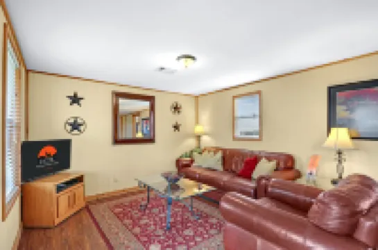 Scenic Views and Expansive Ranch Amenities - Charming Escape