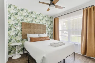 *New* WeCo Duplex | 8 BR, 75" TVs | Sleeps 16